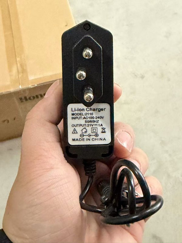 锂电池充电器 21V 1A 欧规插头